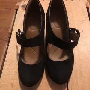 Women 6 1/2 Jaclyn Smith black heels.
